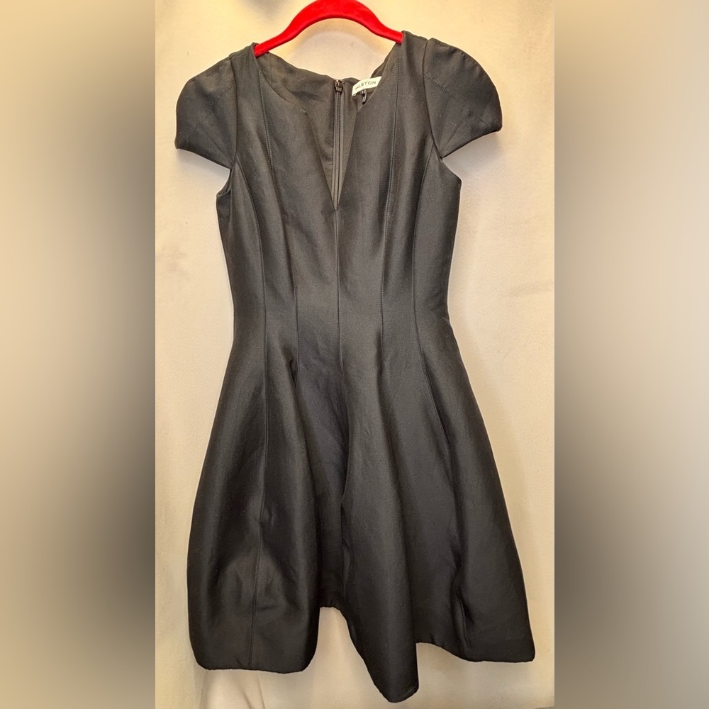 Halston Women's Black Short Sleeve Notch Neck Tulip Skirt Dress Size 2 - Picture 5 of 10